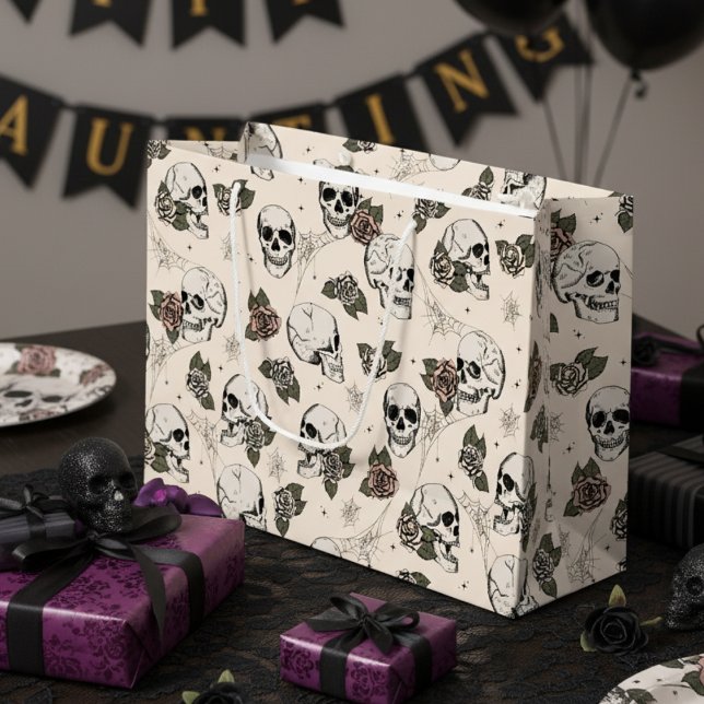 Alte, weiße Gothic-Skulle und Rose Halloween Große Geschenktüte (Cream Gothic Floral Skull Gift Bags. Vintage Hand Drawn Skulls Roses in Black. Halloween or Birthday)