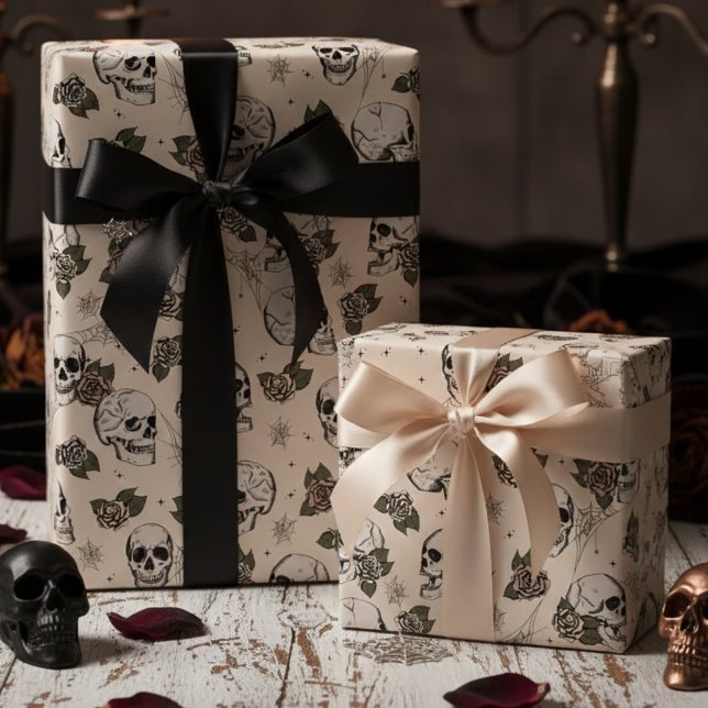 Alte, weiße Gotische Möwen und Rose Geschenkpapier (Gothic Cream & Black Floral Skulls Wrapping Paper for Her Vintage Dark Skull Roses Halloween Pattern)