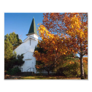 Alte weiße Kirche im Herbst Fotodruck