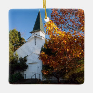 Alte weiße Kirche im Herbst Keramikornament