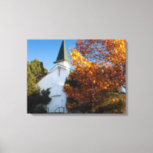 Alte weiße Kirche im Herbst Leinwanddruck