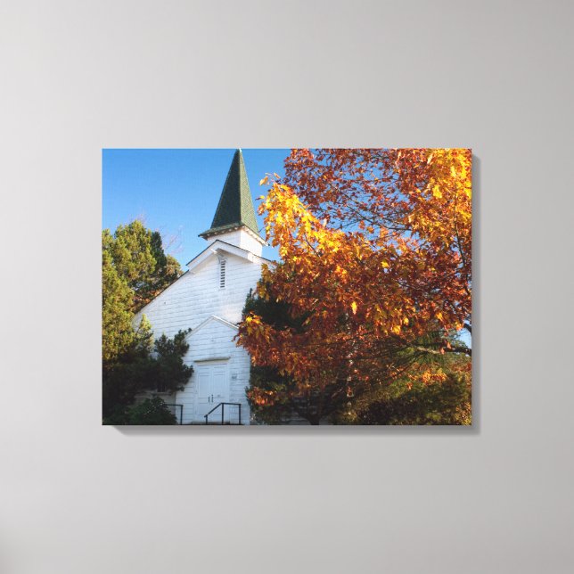Alte weiße Kirche im Herbst Leinwanddruck (Vorderseite)