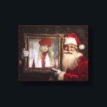 Alte Welt | Add-Your-Foto | Luxe Christmas Leinwanddruck<br><div class="desc">Dieses wunderschöne Weihnachtsbild zeigt ein Foto des Weihnachtsmannes,  das einen Rahmen mit Ihrem Lieblingsbild-Foto hält. Die umwickelten Kanten haben einen roten Hintergrund mit goldenen Polka-Punkten. Dieser Leinwand ist die perfekte Lösung für diejenigen,  die den Weihnachtsmann nicht persönlich besuchen können.</div>