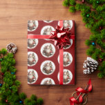 Alte Welt Geschenkpapier<br><div class="desc">Dieses Weihnachtsblatt zeigt eine alte Welt Santa stehend vor zwei Uhrentürmen in einem goldenen Rundrahmen auf einem tiefroten Hintergrund. Bitte beachten Sie, dass ich nicht in der Lage war, das Design entlang der Naht aufeinander abzustimmen, also wird es einen Teil des Verpackungspapiers geben, der ausgeschaltet ist. Dieses Teil kann abgeschnitten...</div>