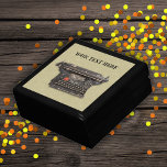 Alte Zeit Vintage Schwarze Schrift auf Gemustertem Erinnerungskiste<br><div class="desc">Diese Geschenkboxen für Schmuckstücke,  Schmuck oder Geschenke hat eine alte Vintage handgeschriebene schwarze Schreibmaschine auf gemustertem Hintergrund. Passen Sie Ihren Text mit der Vorlage an.</div>