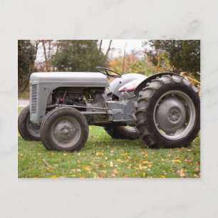 Alte Zugmaschine im Herbst Postkarte