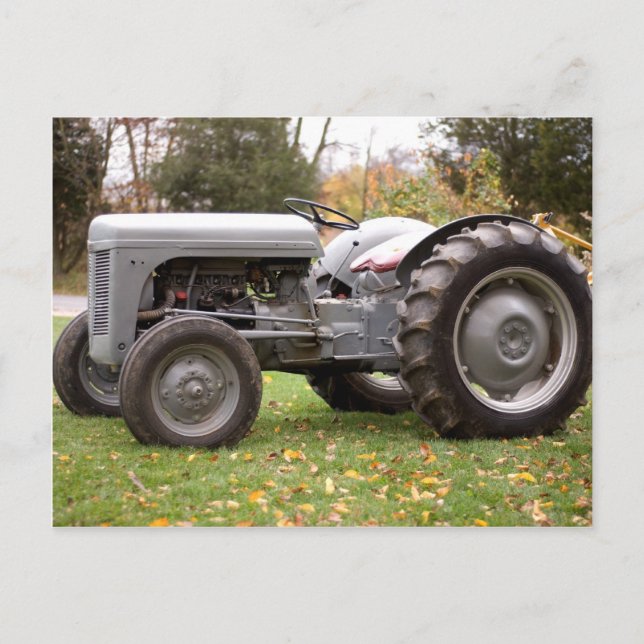 Alte Zugmaschine im Herbst Postkarte (Vorderseite)