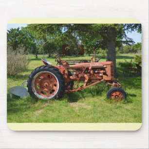 Alte Zugmaschine in Frankreich Mousepad