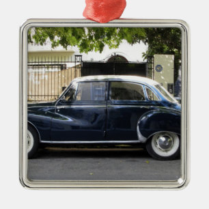 Alter, aber sehr gepflegter Audi Wagen. Silbernes Ornament