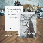 Alter Baum in einem Nebelwald Feiertagskarte<br><div class="desc">Feiern Sie diese Urlaubssaison mit dem Charme eines wunderschönen Winterwaldes, der in unserer Foto Holiday Card erfasst ist. Die Hauptattraktion ist ein riesiger Baum, der majestätisch inmitten des nebeligen Ambientes stehend ist und von einem Furniers aus Frost bedeckt ist. Diese Karte ist eine effektive Möglichkeit, um Ihre wärmsten Jahreszeiten Grüße...</div>
