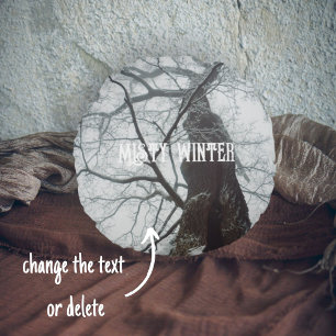 Alter Baum in einem Nebelwald Rundes Kissen