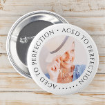 Alter bis Perfektion Modernes, einfaches Geburtsta Button<br><div class="desc">Dieses einfache und moderne Design besteht aus Serifentypografie und fügt ein individuelles Foto hinzu. "Aged to Perfection" umschließt das Foto nach Maß.</div>
