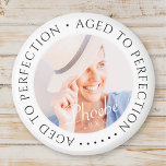 Alter bis Perfektion Modernes, einfaches Geburtsta Magnet<br><div class="desc">Dieses einfache und moderne Design besteht aus Serifentypografie und fügt ein individuelles Foto hinzu. "Aged to Perfection" umschließt das Foto nach Maß.</div>