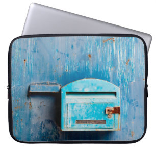 Alter Briefkasten an der Türantiquität, Hintergrun Laptopschutzhülle