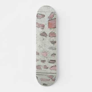 Alter eingebetteter Rock im Cement Deck Skateboard