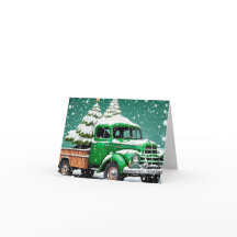 Alter grüner LKW mit Christbaum hinten.
