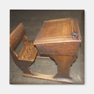 Alter hölzerner Schulschreibtisch und Stuhl-Magne Magnet