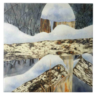 Alter hölzerner Zaunpfosten mit Schnee auf den Gip Fliese