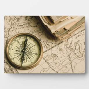 Alter Kompass über antike Karte Fotoplatte