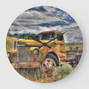 Alter Lastwagen, verlassen auf einem Feld Große Wanduhr