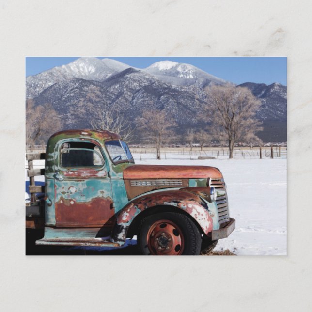 Alter LKW auf dem Feld Postkarte (Vorderseite)