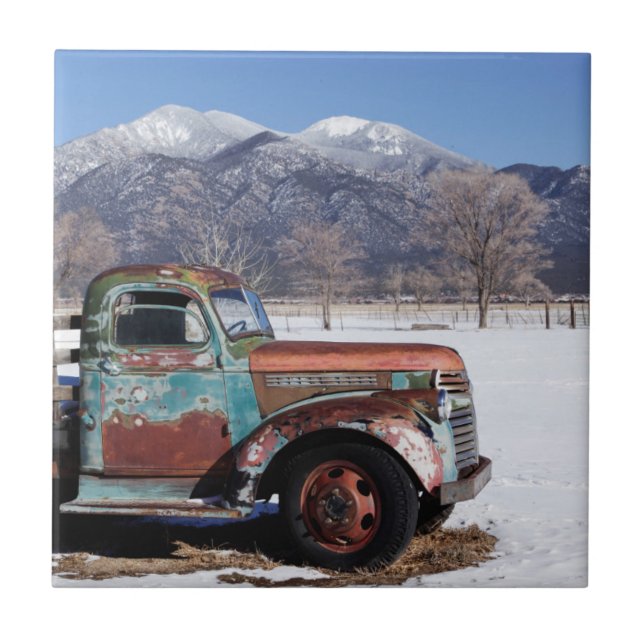 Alter LKW, der auf dem Gebiet sitzt Fliese (Vorderseite)