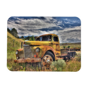 Alter LKW, verlassen auf einem Feld Magnet