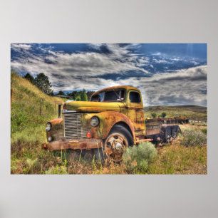 Alter LKW, verlassen auf einem Feld Poster