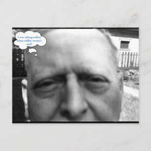 Alter Mann 1958 macht ein Selfie-Foto mit individu Postkarte