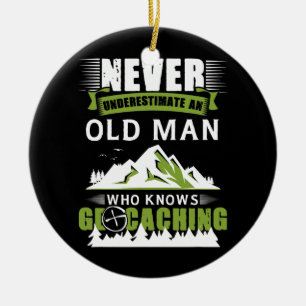 Alter Mann, der Geocaching Treasure Geocache kennt Keramik Ornament