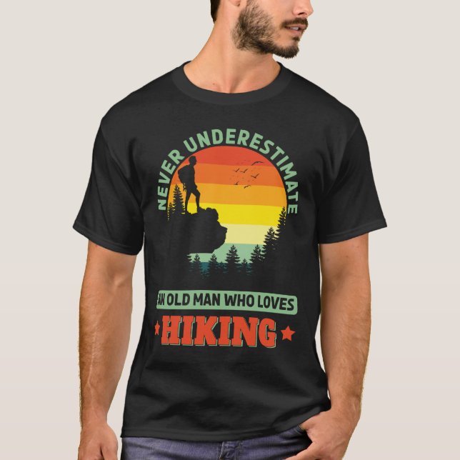 Alter Mann, der Lieben Wandern Wandern Wandern Out T-Shirt (Vorderseite)