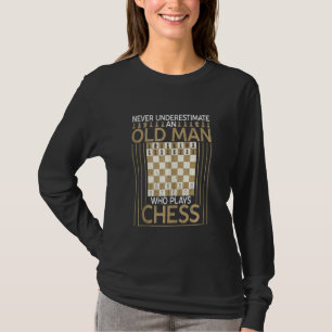 Alter Mann, der Schachschach-Set spielt T-Shirt