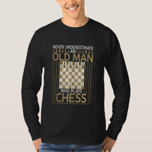 Alter Mann, der Schachschach-Set spielt T-Shirt