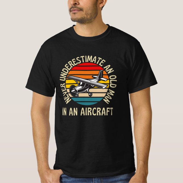 Alter Mann in einem lustigen Flugzeug T-Shirt (Vorderseite)