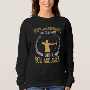 Alter Mann mit Bogen und Pfeil Bogenschießen Bogen Sweatshirt
