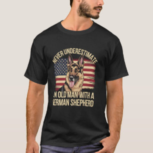 Alter Mann mit einem Deutschen Schäferhund Patriot T-Shirt