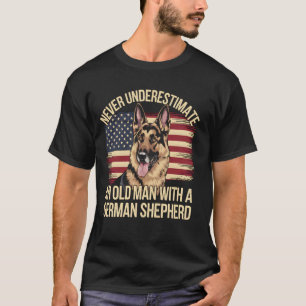 Alter Mann mit einem Deutschen Schäferhund patriot T-Shirt