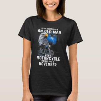 Alter Mann mit einem Motorrad, der im November Geb T-Shirt