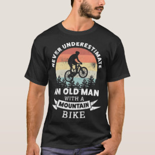 Alter Mann mit einem Mountain-Geek-Radfahr-Shirt T-Shirt