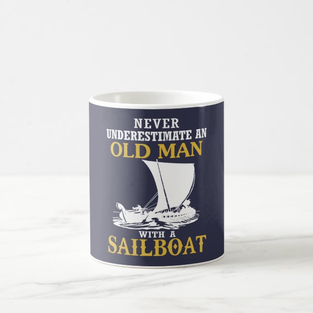 Alter Mann mit einem Segelboot Tasse (Mittel)