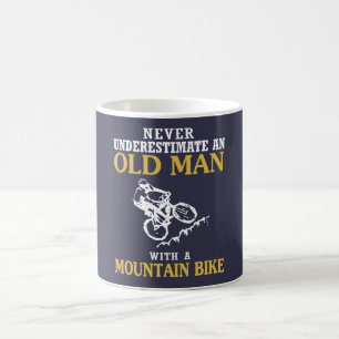 ALTER MANN MIT EINER MOUNTAINBIKE TASSE