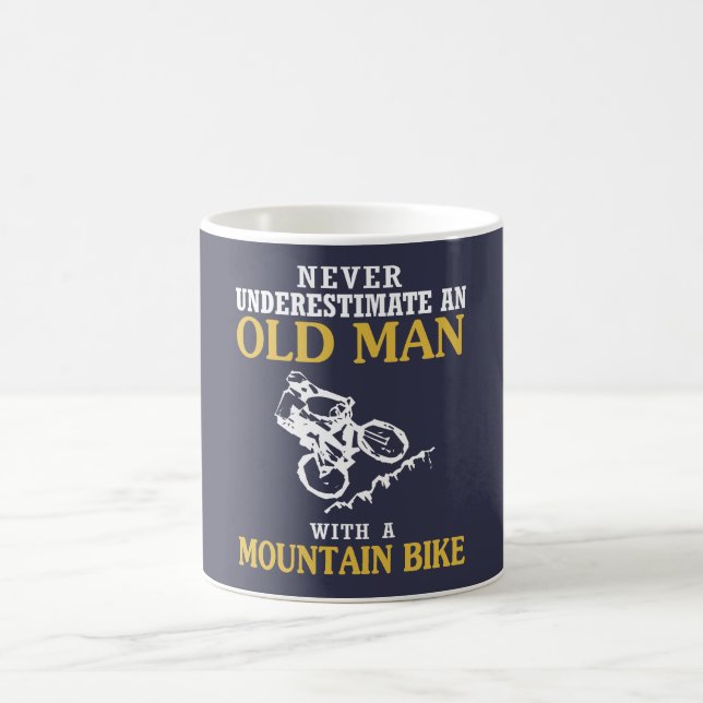 ALTER MANN MIT EINER MOUNTAINBIKE TASSE (Mittel)