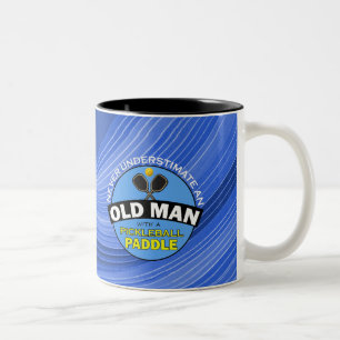 Alter Mann und Pickleball - personalisieren Zweifarbige Tasse
