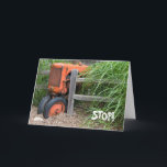 Alter orange Traktor des Geburtstages auf Zaun Karte<br><div class="desc">alter orange Ackerschlepper mit dem Bretterzaun brithday</div>