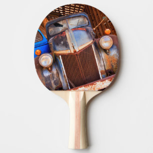 Alter rostiger Lastwagen auf einem Bauernhof Tischtennis Schläger