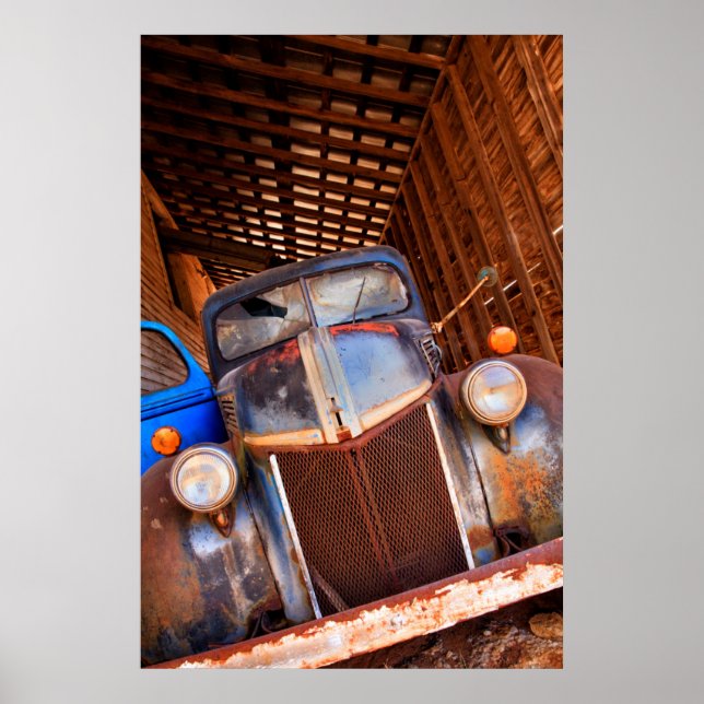 Alter rostiger LKW auf dem Bauernhof Poster (Vorne)