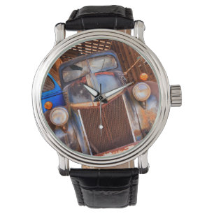 Alter rostiger LKW auf einem Bauernhof Armbanduhr