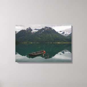 Alter Rowboat mit Gebirgsreflexion Leinwanddruck