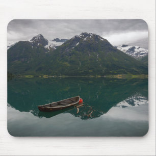 Alter Rowboat mit Gebirgsreflexion mousepad
