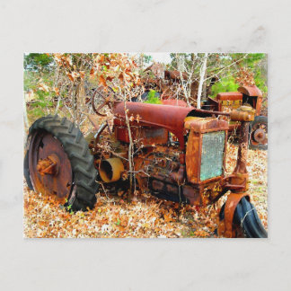 Alter rustikaler Bauerntraktor in Junk Yard Postkarte
